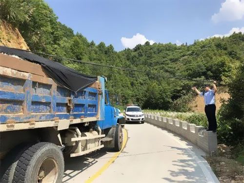 民警用雙手托出安全通道 皓晨電纜提醒：電纜垂落需及時排障